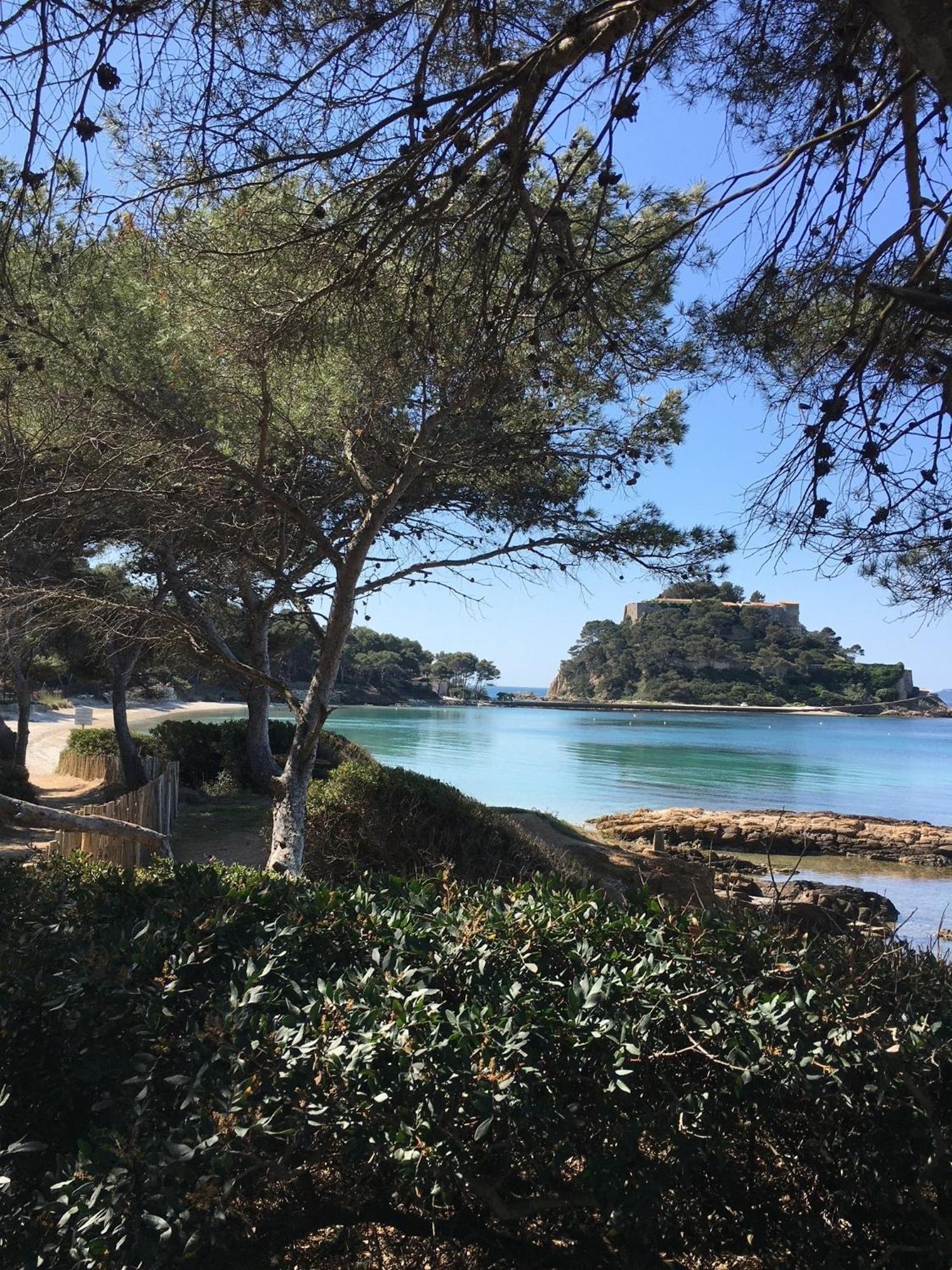 Appartement T3 Lumineux Traversant Totalement Neuf En Face De La Plage Front De Mer Vue Sur Les Iles Vue Mer Panoramique Assuree Residence De La Plage Centre Ville Du Lavandou 3Eme Etage Avec Ascenseur Appartement T3 Le Lavandou Dış mekan fotoğraf