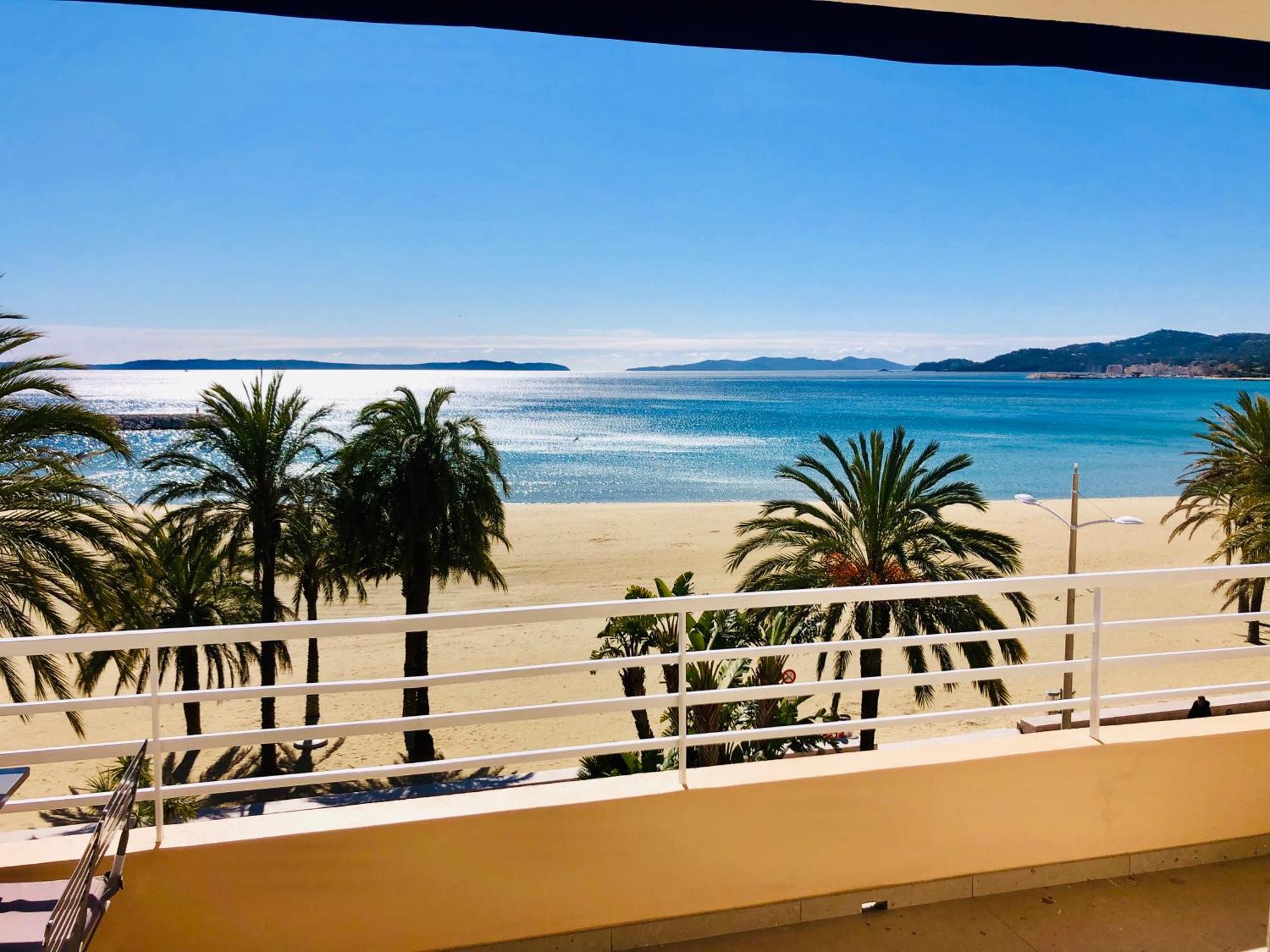 Appartement T3 Lumineux Traversant Totalement Neuf En Face De La Plage Front De Mer Vue Sur Les Iles Vue Mer Panoramique Assuree Residence De La Plage Centre Ville Du Lavandou 3Eme Etage Avec Ascenseur Appartement T3 Le Lavandou Dış mekan fotoğraf