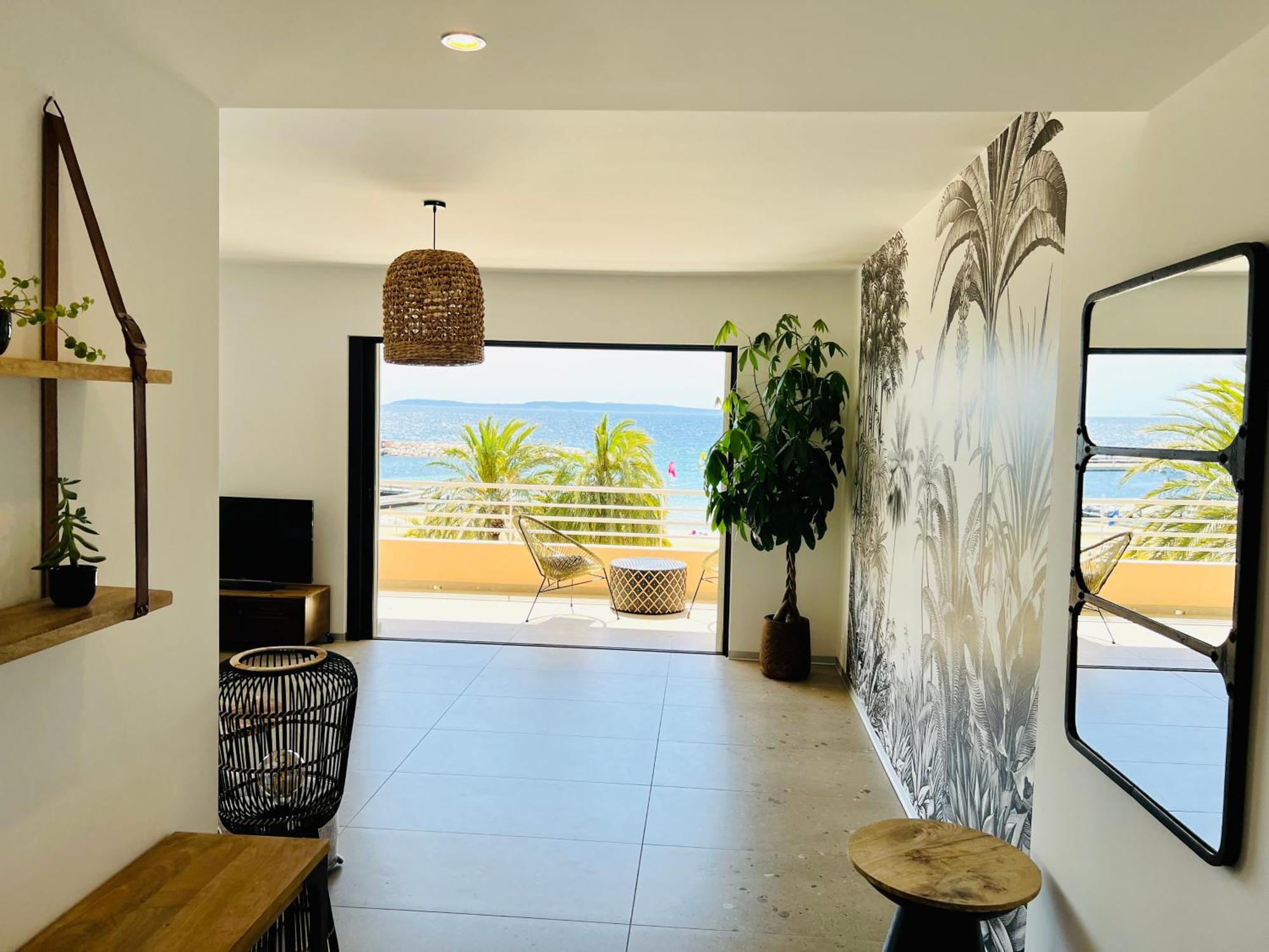 Appartement T3 Lumineux Traversant Totalement Neuf En Face De La Plage Front De Mer Vue Sur Les Iles Vue Mer Panoramique Assuree Residence De La Plage Centre Ville Du Lavandou 3Eme Etage Avec Ascenseur Appartement T3 Le Lavandou Dış mekan fotoğraf