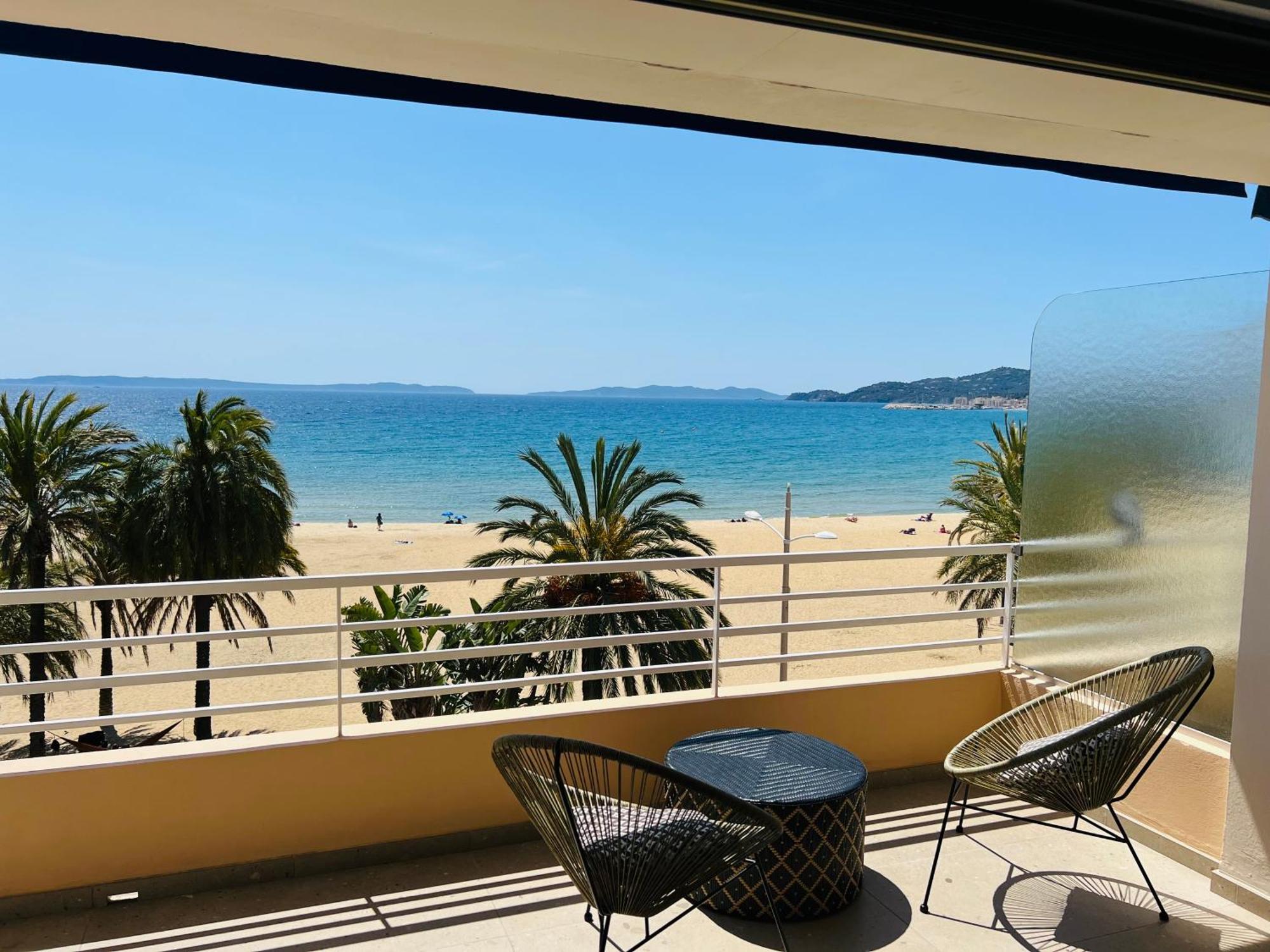 Appartement T3 Lumineux Traversant Totalement Neuf En Face De La Plage Front De Mer Vue Sur Les Iles Vue Mer Panoramique Assuree Residence De La Plage Centre Ville Du Lavandou 3Eme Etage Avec Ascenseur Appartement T3 Le Lavandou Dış mekan fotoğraf